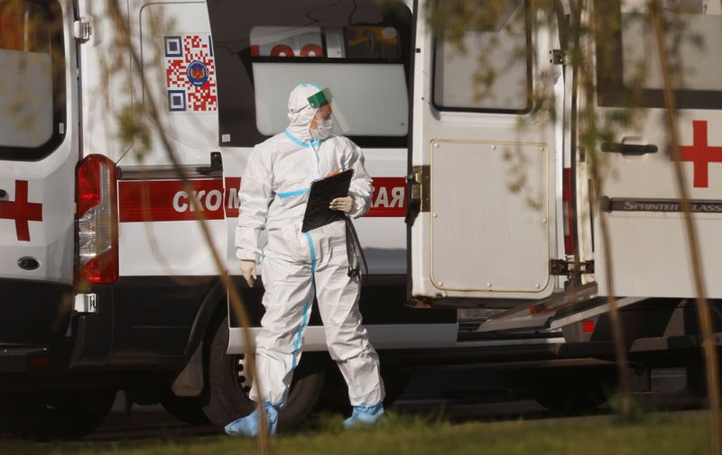 &copy; Reuters. La Russie a fait état dimanche de 34.303 nouveaux cas de contamination au COVID-19 en l'espace de 24 heures, un record depuis le début de la pandémie. /Photo prise le 6 octobre 2021/REUTERS/Maxim Shemetov