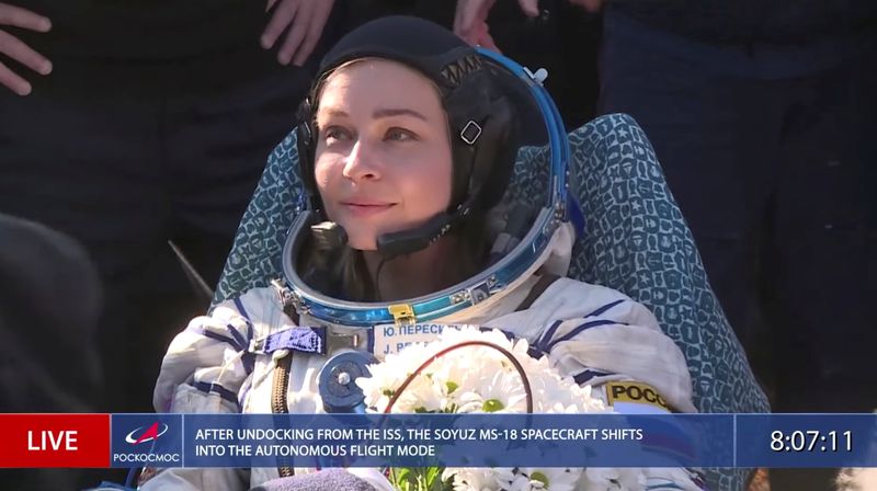 &copy; Reuters. L'actrice et le réalisateur russes qui ont tourné le premier film dans l'espace sont revenus sur Terre dimanche après avoir passé 12 jours dans la Station spatiale internationale (ISS). /Image prise le 17 octobre 2021/REUTERS/Roscosmos