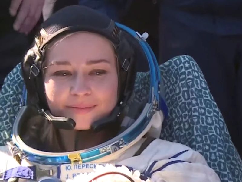 &copy; Reuters. الممثلة الروسية يوليا بيريسيلد عقب عودتها من رحلة إلى محطة الفضاء الدولية والهبوط في قازاخستان يوم الأحد في صورة ملتقطة من مقطع فيديو حصلت 