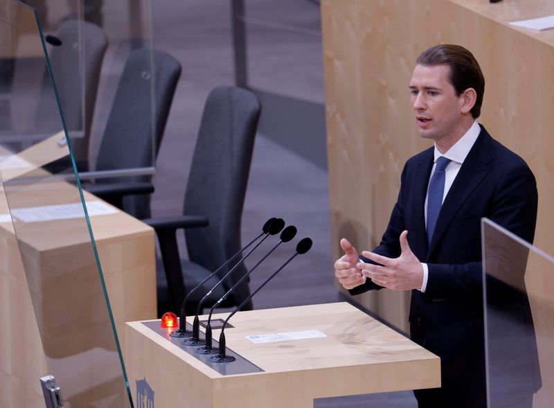&copy; Reuters. FILE PHOTO: Austria's former Chancellor Sebastian Kurz delivers his speech during a session of the parliament in Vienna, Austria October 14, 2021.   REUTERS/Leonhard Foeger/File Photo