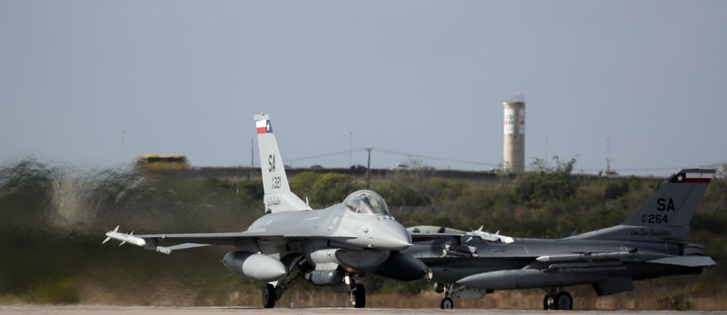 &copy; Reuters. Le président turc Recep Tayyip Erdogan a déclaré dimanche que les États-Unis avaient proposé de vendre des avions de combat F-16 à la Turquie en échange de son investissement dans le programme F-35, dont Ankara avait été retiré après avoir ache