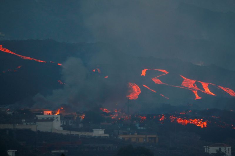 &copy; Reuters. حمم تنبعث من بركان بجزيرة لا بالما الإسبانية في صورة التقطت يوم الأحد. تصوير: سوزانا فيرا - رويترز 
