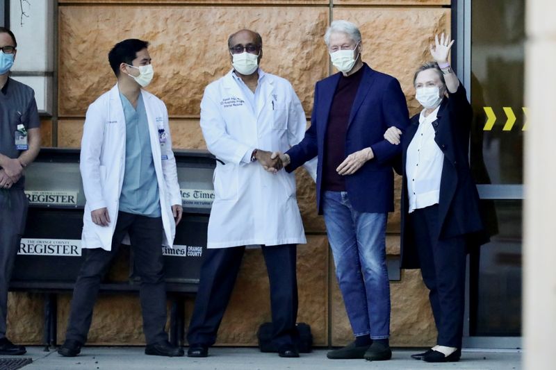 &copy; Reuters. L'ancien président américain Bill Clinton est sorti dimanche d'un hôpital du sud de la Californie où il avait été admis la semaine dernière pour une infection urologique, selon une vidéo diffusée en direct. /Photo prise le 17 octobre 2021/REUTERS