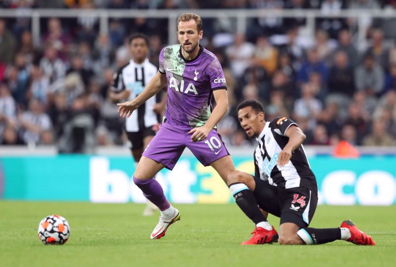 &copy; Reuters. Soccer Football - Premier League - Newcastle United v Tottenham Hotspur - St James' Park, Newcastle, Britain - October 17, 2021  Tottenham Hotspur's Harry Kane in action with Newcastle United's Isaac Hayden REUTERS/Scott Heppell 