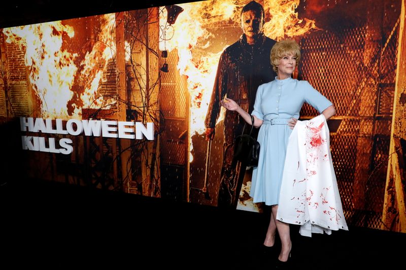 &copy; Reuters. الممثلة جيمي لي كرتيس خلال العرض الأول لفيلم "الهالوين يقتل" في لوس انجليس بولاية كاليفورنيا الأمريكية يوم 12 أكتوبر تشرين الأول 2021. تصوير: ما