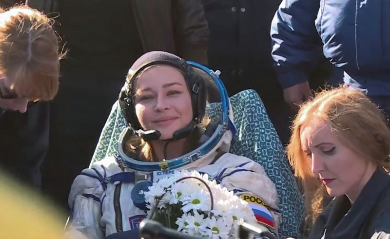 &copy; Reuters. 　世界で初めて宇宙で映画撮影を行うため国際宇宙ステーション（ＩＳＳ）に１２日間滞在していたロシア監督と女優が１７日、地球に無事帰還した。写真は女優のユリア・ペレシルドさん