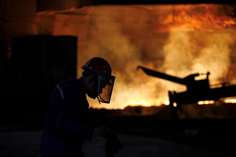 &copy; Reuters. عامل في مصنع للحديد والصلب بالصين - صورة من أرشيف رويترز 