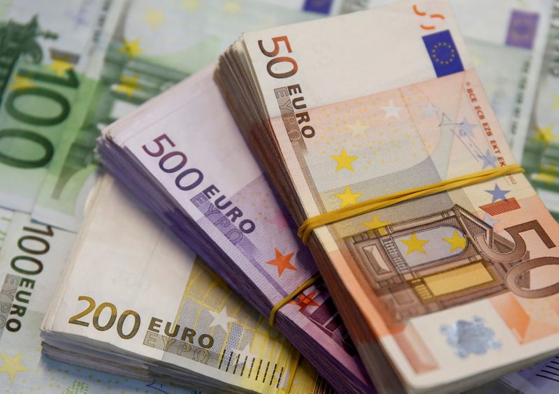 &copy; Reuters. FILE PHOTO: A picture illustration shows Euro banknotes in Zenica January 26, 2015. REUTERS/Dado Ruvic