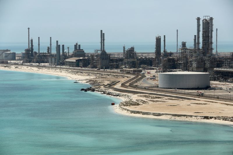 © Reuters. General view of Saudi Aramco's Ras Tanura oil refinery and oil terminal in Saudi Arabia May 21, 2018. Picture taken May 21, 2018. REUTERS/Ahmed Jadallah