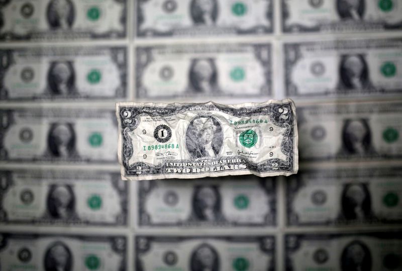 © Reuters. FILE PHOTO: U.S. dollar banknote is seen in this picture illustration taken May 3, 2018. REUTERS/Dado Ruvic/File Photo