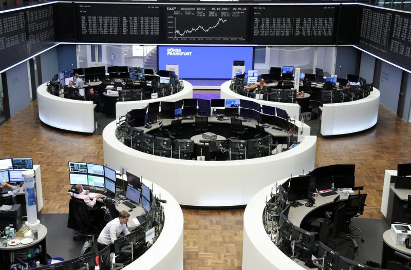 &copy; Reuters. متعاملون أثناء التداول في بورصة فرانكفورت يوم 15 أكتوبر تشرين الأول 2021. تصوير: رويترز