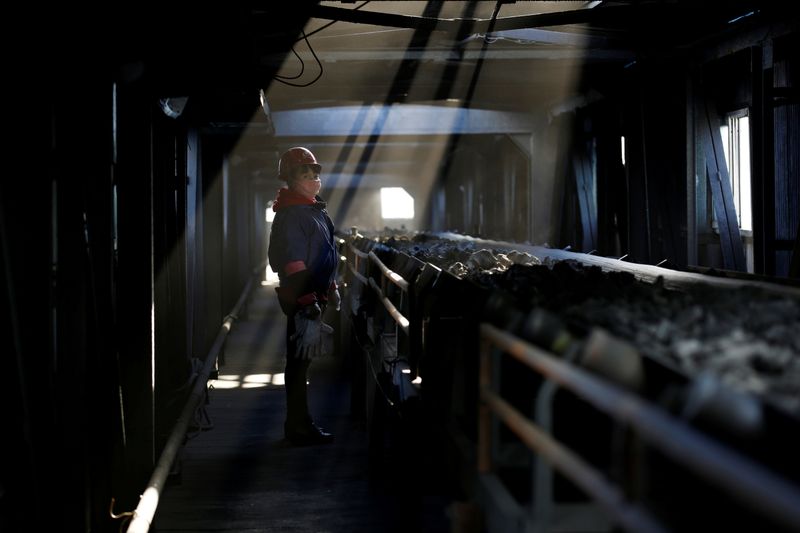 &copy; Reuters. A worker inspects a conveyor belt carrying coal at a coal coking plant in Yuncheng, Shanxi province, China January 31, 2018. Picture taken January 31, 2018.  REUTERS/William Hong     TPX IMAGES OF THE DAY