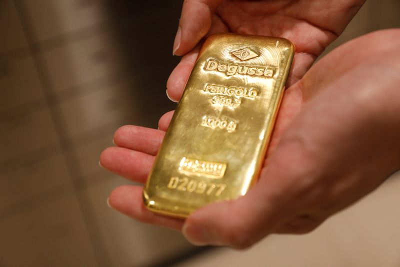 &copy; Reuters. An employee shows a gold bullion bar at Degussa shop in Singapore June 16, 2017. Picture taken June 16, 2017.  REUTERS/Edgar Su