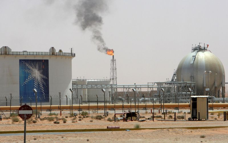 &copy; Reuters. Imagen de archivo de una llama alimentada por gas en el desierto cerca de el campo petrolero Khurais, a unos 160 km de Riad
