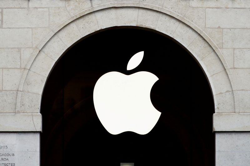 &copy; Reuters. FOTO DE ARCHIVO: El logotipo de Apple en la tienda de Apple situada en La Marche Saint Germain, París, Francia, 15 de julio de 2020. REUTERS/Gonzalo Fuentes