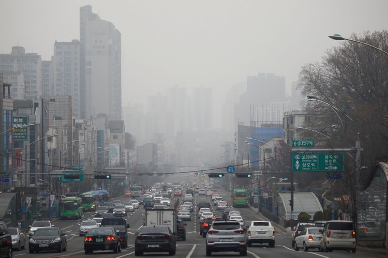 &copy; Reuters. 韓国政府は１８日、温室効果ガスの排出量を２０３０年までに２０１８年比で４０％削減する目標を正式に表明した。ソウル市内で２０１９年撮影。（２０２１年　ロイター/Kim Hong-ji）