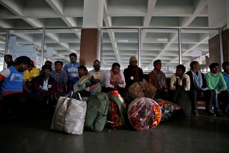 &copy; Reuters. عمال هنود وافدون داخل محطة سكك حديدية ينتظرون قطارات إلى الولايات التي ينتون إليها بعد هجمات على عمال وافدين بكشمير في صورة التقطت يوم الاث