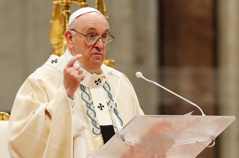 &copy; Reuters. البابا فرنسيس يتحدث في ساحة القديس بطرس بالفاتيكان يوم الأحد. تصوير: ريمو كاسيلي - رويترز
