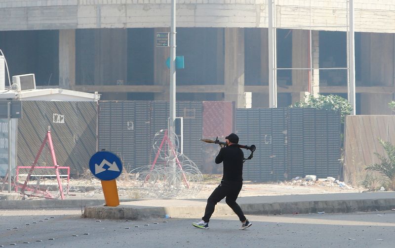 &copy; Reuters. رجل يستعد لإطلاق قذيفة أثناء اشتباكات في بيروت يوم 14 أكتوبر تشرين الأول 2012. تصوير: عزيز طاهر - رويترز