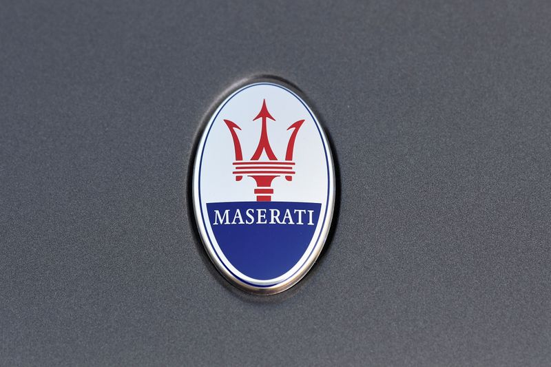 &copy; Reuters. Maserati, marque de luxe de Stellantis, a annoncé lundi le report du lancement de son nouveau SUV Grecale au printemps 2022 en raison de la pénurie mondiale de semi-conducteurs. /Photo d'archives/REUTERS/Flavio Lo Scalzo