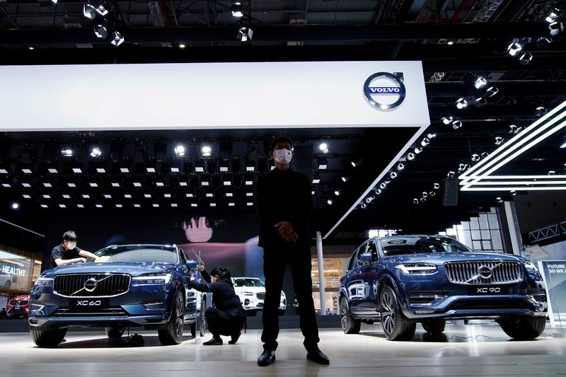 &copy; Reuters. FILE PHOTO: A staff member stands in front of Volvo XC60 and XC90 SUVs displayed at its booth during a media day for the Auto Shanghai show in Shanghai, China April 20, 2021. REUTERS/Aly Song 