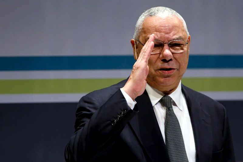 &copy; Reuters. El exsecretario de Estado estadounidense Colin Powell saluda a la audiencia en el Washington Ideas Forum, Washington, EEUU, 30 septiembre 2015.
REUTERS/Jonathan Ernst/File Photo