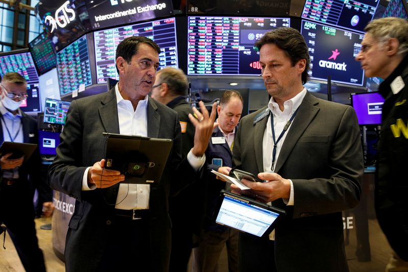 © Reuters. FILE PHOTO: Traders work on the floor of the New York Stock Exchange (NYSE) in New York City, U.S., October 12, 2021.  REUTERS/Brendan McDermid