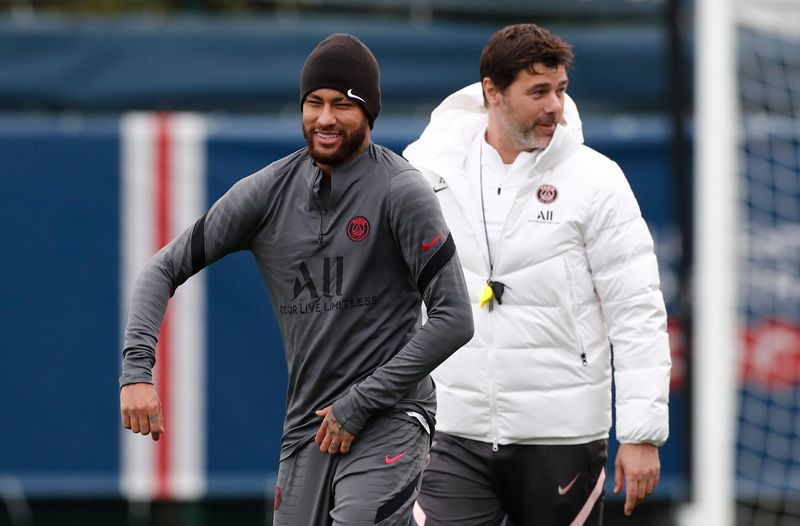 &copy; Reuters. Neymar ao lado do técnico do PSG, Mauricio Pochettino, durante treino da equipe
18/10/2021 REUTERS/Benoit Tessier