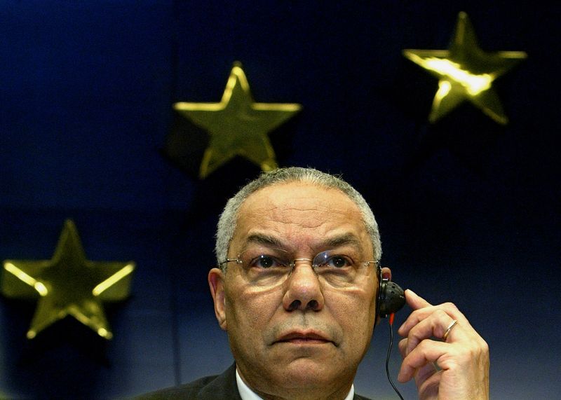 © Reuters. FOTO DE ARCHIVO-El secretario de Estado de EE.UU., Colin Powell, se ajusta el auricular en una rueda de prensa tras una reunión con los ministros de Asuntos Exteriores de la Unión Europea en Bruselas. 18 de noviembre de 2003. REUTERS/Yves Herman
