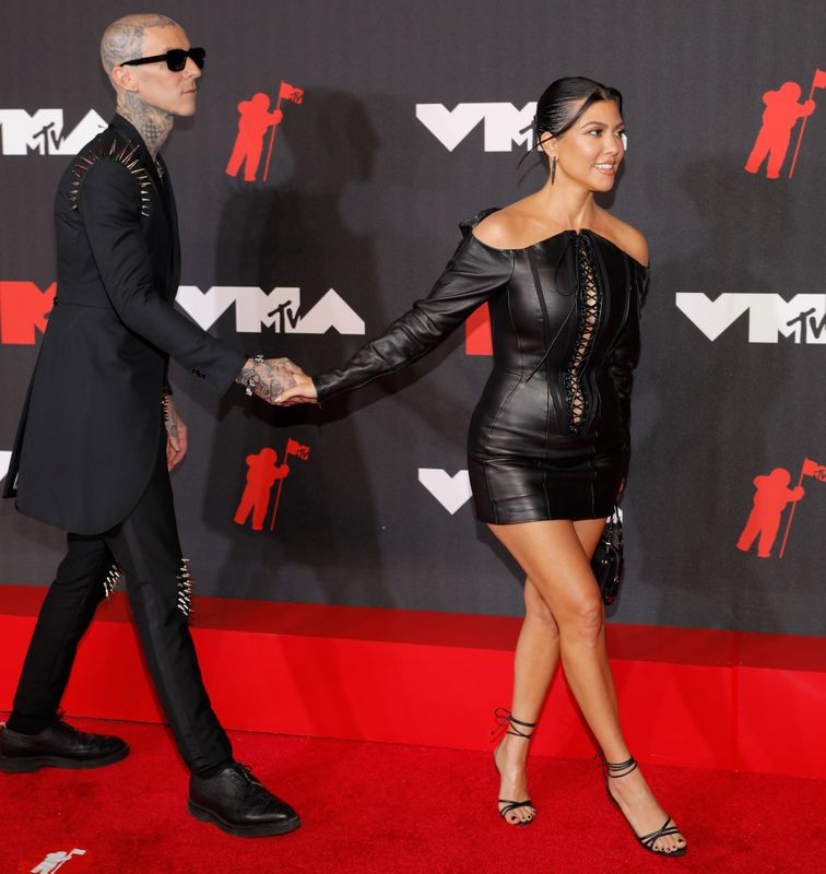 &copy; Reuters. Kourtney Kardashian e Travis Barker chegam para cerimônia de entrega do MTV Video Music Awards em Nova York
12/09/2021 REUTERS/Andrew Kelly