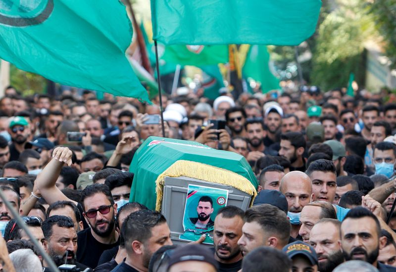 &copy; Reuters. أنصار حركة أمل يحملون جثمان رجل خلال تشييع جنازته في قرية في جنوب لبنان يوم 15 أكتوبر تشرين الأول 2021. تصوير: عزيز طاهر - رويترز