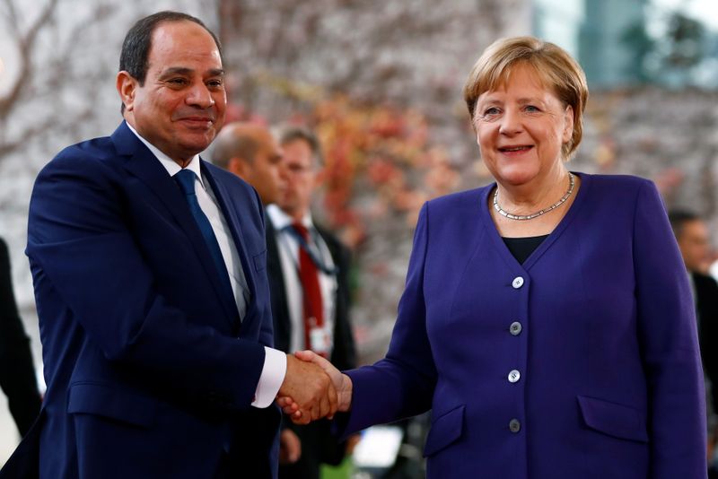 &copy; Reuters. الرئيس المصري عبد الفتاح السيسي والمستشارة الألمانية أنجيلا ميركل في صورة من أرشيف رويترز.
