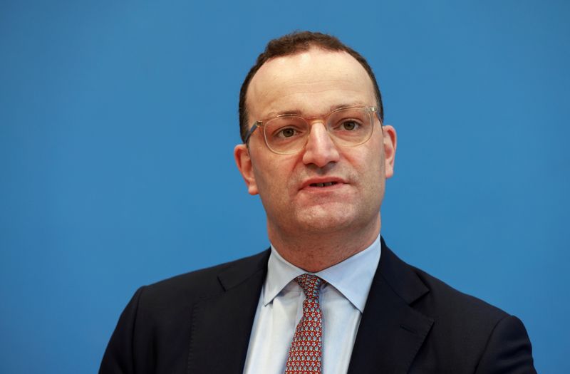 &copy; Reuters. El Ministro de Sanidad alemán, Jens Spahn, se dirige a una rueda de prensa sobre la situación de las vacunas contra la gripe y la pandemia de la enfermedad por coronavirus (COVID-19), en Berlín, Alemania, 6 de octubre de 2021. REUTERS/Odd Andersen