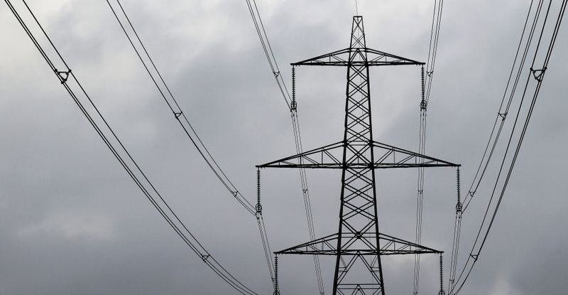 &copy; Reuters. FILE PHOTO: An electricity pylon is pictured near Ellesmere Port, Britain, October 11, 2021. REUTERS/Phil Noble