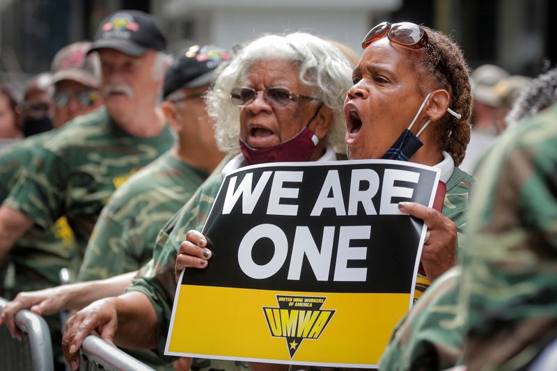 &copy; Reuters. Miembros de United Mine Workers of America (UMWA) y otros líderes sindicales protestan por la huelga del sindicato en la mina de carbón Warrior Met, en las afueras de la sede de BlackRock en la ciudad de Nueva York, EEUU, 28 julio 2021.
REUTERS/Brendan 