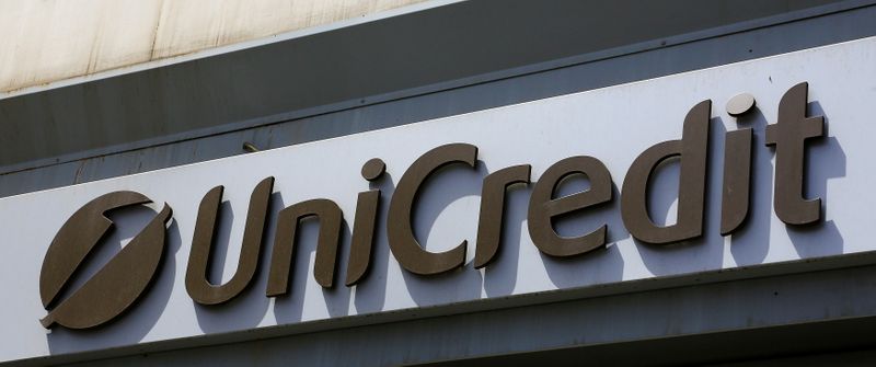 &copy; Reuters. Il logo UniCredit nel centro di Roma, 10 maggio 2016. REUTERS/Tony Gentile
