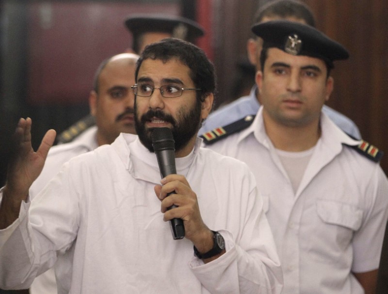 &copy; Reuters. الناشط المصري علاء عبد الفتاح يتحدث خلال جلسة محاكمة بالقاهرة. صورة من أرشيف رويترز.