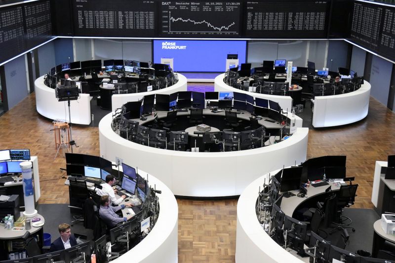 © Reuters. مؤشر داكس للأسهم الألمانية خلال تعاملات بورصة فرانكفورت يوم الاثنين. تصوير:رويترز.