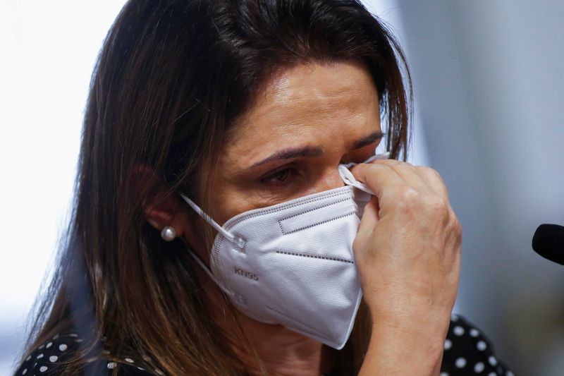 &copy; Reuters. Katia Castilho, filha de uma vítima da Covid-19, chora durante sessão da CPI da Covid no Senado
18/10/2021 REUTERS/Adriano Machado