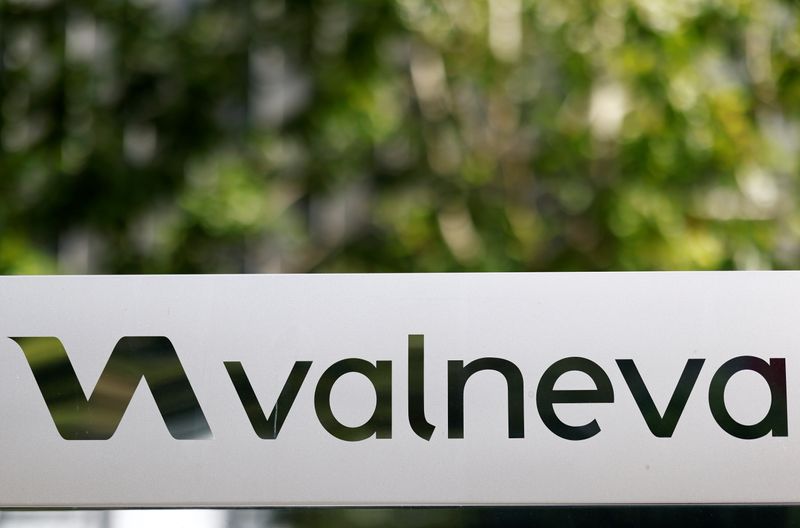 &copy; Reuters. FOTO DE ARCHIVO. El logo de Valneva SE aparece fuera de la sede de la compañía en  Saint-Herblain, cerca de Nantes, Francia. Septiembre, 2021. REUTERS/Stephane Mahe