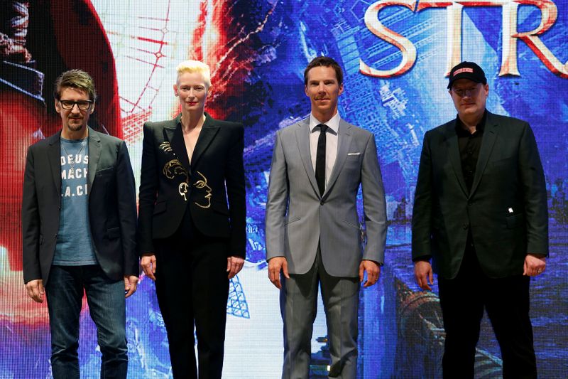 &copy; Reuters. Le réalisateur Scott Derrickson, les acteurs Tilda Swinton, Benedict Cumberbatch et le président de Marvel Studios Kevin Feige (de gauche à droite) assistent à une promotion du film "Doctor Strange" à Hong Kong en octobre 2016. Walt Disney a annoncé