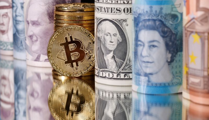 &copy; Reuters. Representações do Bitcoin, riyal saudita, iuan, lira turca, libra, dólar dos EUA e outras moedas em foto ilustrativa
06/01/2020
REUTERS/Dado Ruvic