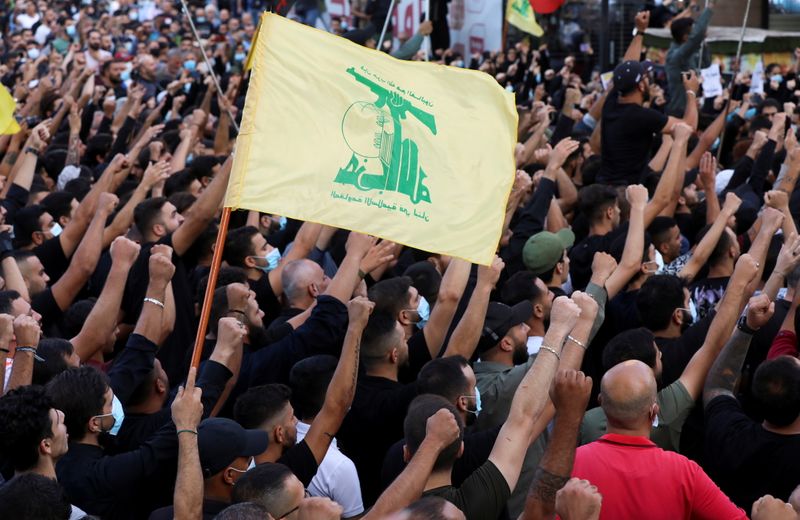 &copy; Reuters. Des partisans du Hezbollah libanais assistent aux funérailles de personnes tuées dans des violences à Beyrouth jeudi, dans la banlieue sud de Beyrouth, au Liban. Le Hezbollah est fort de 100.000 combattants aguerris et n'a jamais été aussi puissant, 