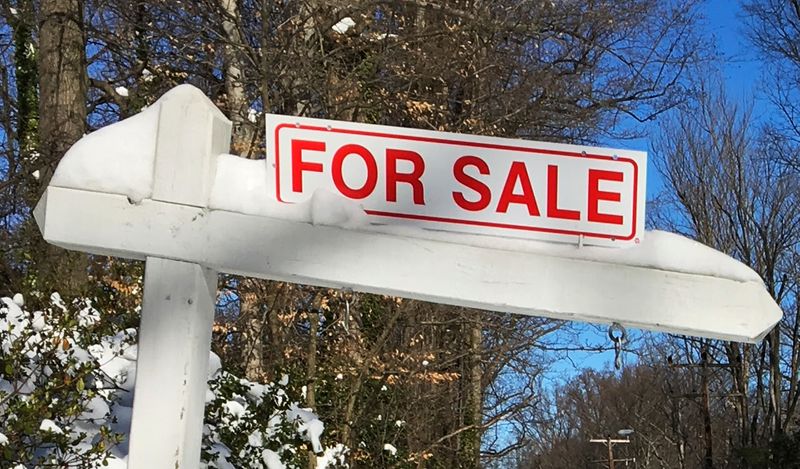 © Reuters. FILE PHOTO: A house-for-sale sign is seen inside the Washington DC Beltway in Annandale, Virginia January 24, 2016. REUTERS/Hyungwon Kang/Files