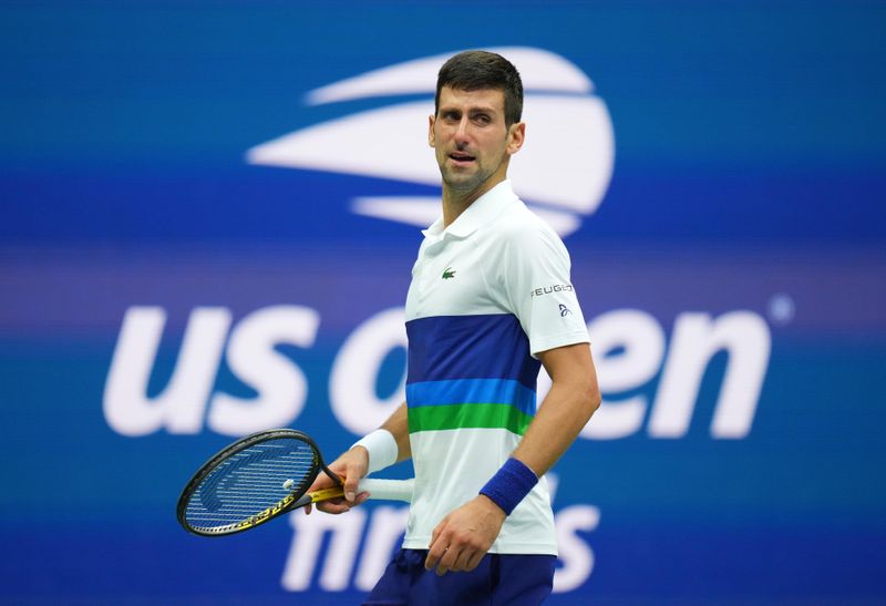 &copy; Reuters. 12 de septiembre de 2021; Flushing, Nueva York, Estados Unidos; Novak Djokovic de Serbia llora mientras sale a la cancha,  en el tercer set contra Daniil Medvedev de Rusia en la final de individuales masculinos del Abierto de Estados Unidos 2021 en el Cen