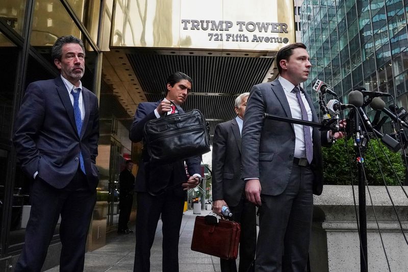 &copy; Reuters. Advogado Benjamin Dictor concede entrevista em frente à Trump Tower, em Nova York
18/10/2021
REUTERS/Carlo Allegri