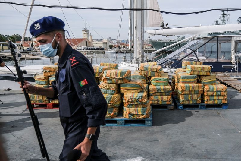 &copy; Reuters. Les autorités portugaises et espagnoles ont saisi en haute mer 5,2 tonnes de cocaïne entreposées sur un voilier, une quantité inédite dans ce type d'embarcation, a annoncé lundi Luis Neves, qui dirige les services d'enquêtes criminelles de la polic