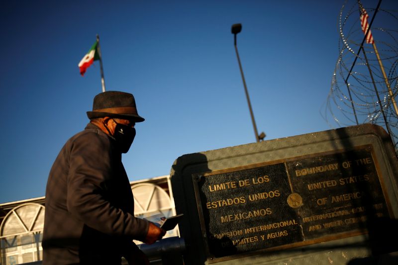 &copy; Reuters. رجل يضع كمامة للوقاية من فيروس كورونا في سيوداد خواريز بالمكسيك يوم 13 أكتوبر تشرين الأول 2021. تصوير: خوسيه لويس جونزاليس - رويترز. 