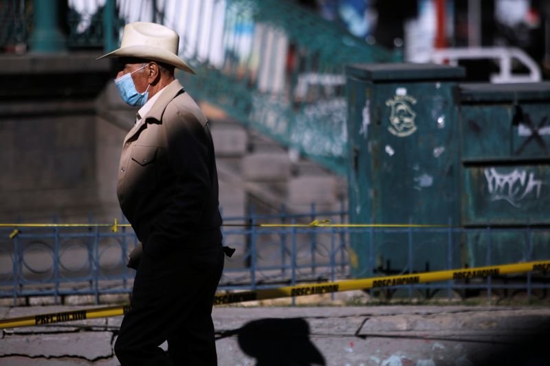 &copy; Reuters. رجل يضع كمامة للوقاية من فيروس كورونا في سيوداد خواريز بالمكسيك - صورة من أرشيف رويترز. 