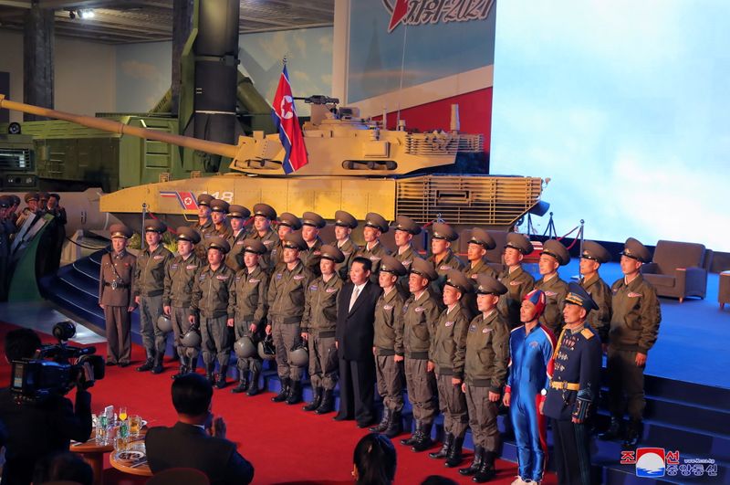 &copy; Reuters. 　磯崎仁彦官房副長官は１９日の記者会見で、弾道ミサイルを発射した北朝鮮に対し、外交ルートを通じて厳重に抗議したことを明らかにした。写真は、兵士らと写真に納まる金正恩総書記